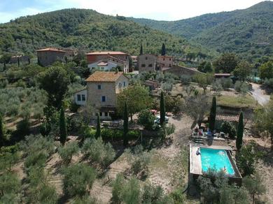 Holiday home in Castiglion Fiorentino with pool on vineyard