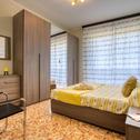 Апартаменты CaseOspitali - CASA LUCE a due passi dal SAN RAFFAELE - 1 bedroom e divano in soggiorno