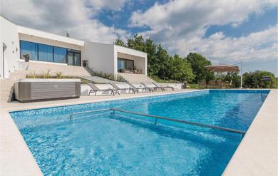 Holiday home Beautiful Home In Veli Jezenj With 3 Bedrooms, Wifi And Outdoor Swimming Pool