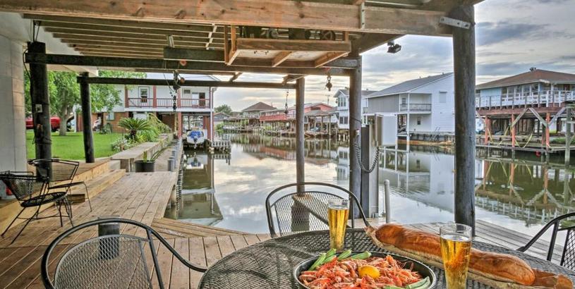 Дом отдыха Waterfront Slidell Home on Bayou with Dock and Tie Up!