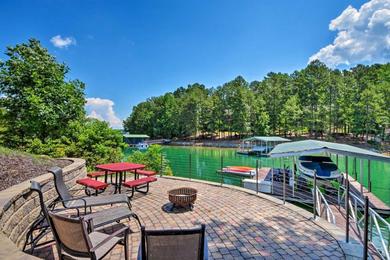 Holiday home Lakefront Keowee Retreat with Dock about 14 Mi to Clemson