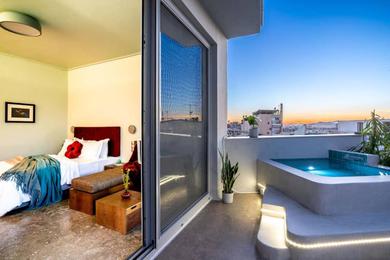 Apartments Top Floor Getaway, Balcony and Private Pool + Acropolis View!