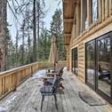 Дом отдыха Hand-Crafted Cabin with Whitefish Lake Views!
