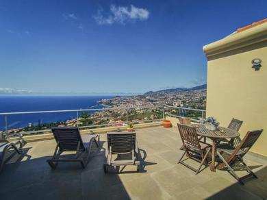 Апартаменты Superb and relaxing view over the bay & mountains of Funchal. BBQ & WIFI