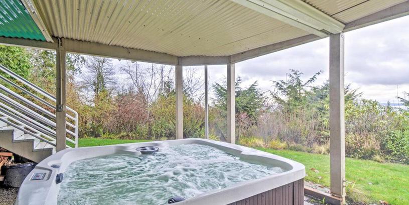 Holiday home Unique Port Ludlow Home with 3 Decks and Hot Tub!
