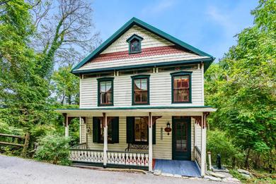 Holiday home Enchanting Cottage, Center of Historic Downtown!