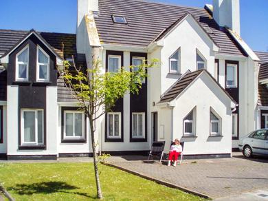 Holiday home 4 bedrooms house at Enniscrone 400 m away from the beach with enclosed garden and wifi