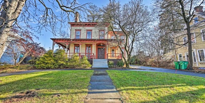 Apartments Pet-Friendly Apt in 1850s Victorian Mansion!
