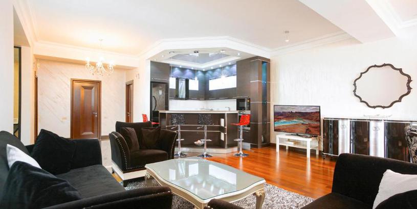 Apartments Luxury 3 Bedrooms apartment with 2 Bathrooms and a Great Balcony, 50 meters from Republic Square