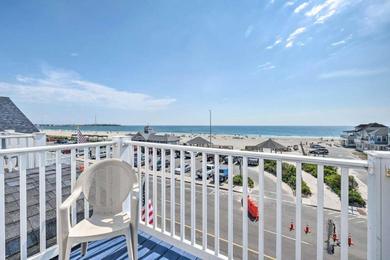 Apartments The Americana - Top Floor Water Views - Steps To Beach - Parking - 2 Bed 1 Bath