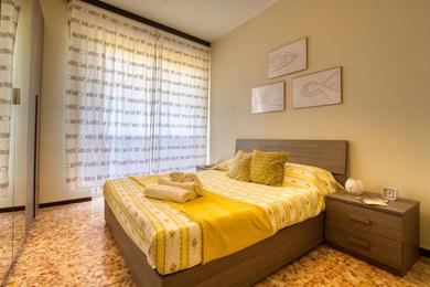 Apartments CaseOspitali - CASA LUCE a due passi dal SAN RAFFAELE - 1 bedroom e divano in soggiorno