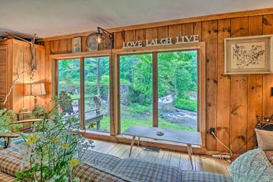 Дом отдыха The Mill River Cabin with Fireplace and River View!