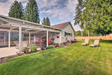 Holiday home Charming Updated Retreat Walk to Lake Stevens!