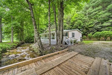 Дом отдыха Tranquil Creekfront Bryson City Home with Grill!