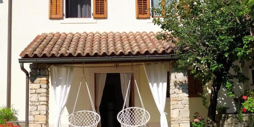 Apartments Apartment PARENZANA, little row HOUSE with big green yard in central Istria