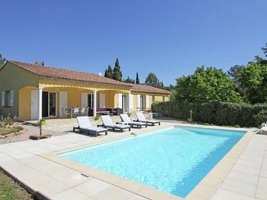 Villa Detached villa with private pool and beautiful garden 25km from sea and beach