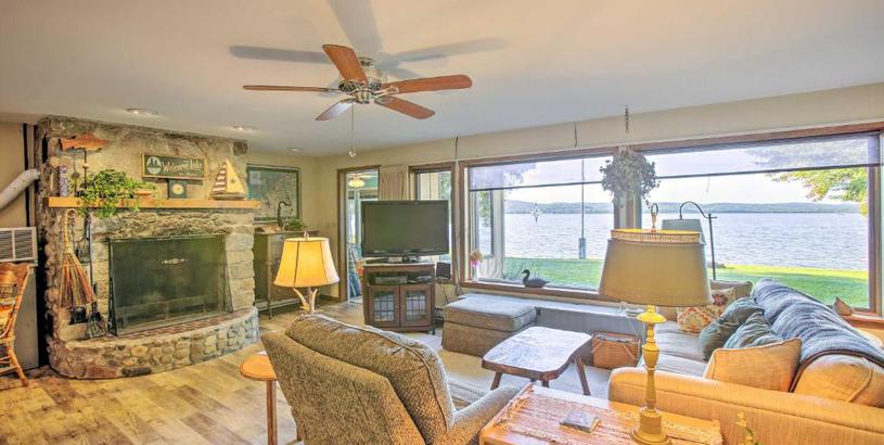 Holiday home Lakefront Cedar Cottage with Enclosed Porch!