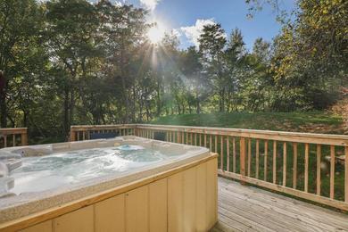 Super Cozy Chalet with Hot Tub in Long Pond