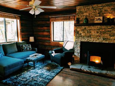  Cozy Cub Log Cabin - Year Round Tranquil Beauty