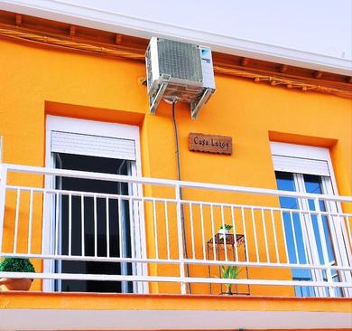 Apartments Casa Luzon, terraza-solarium con ducha y salon rustico