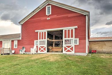 Classic Cape-Style Farmhouse on 550-Acre Vineyard!