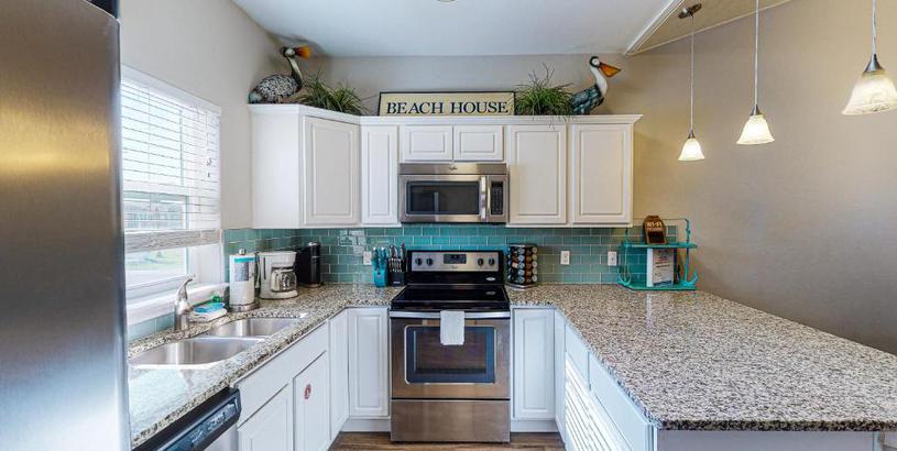 Villa BC403 Fabulous Townhome with Beach Decor, Shared Heated Pool, Garage Access