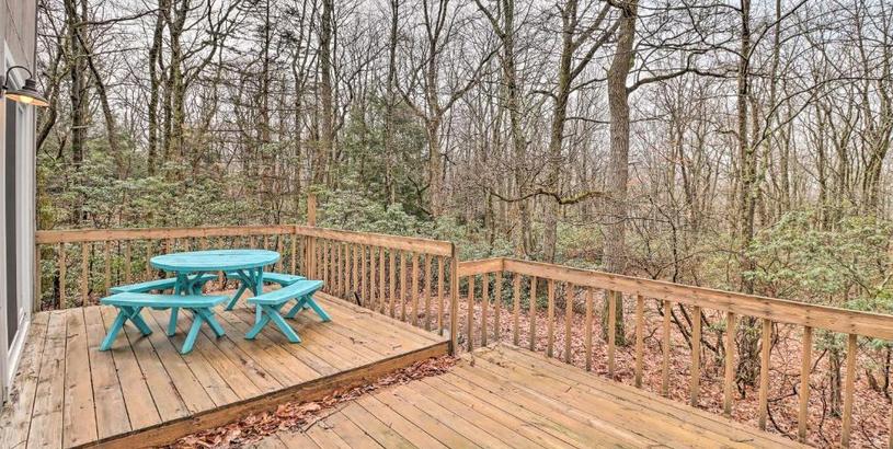 Дом отдыха Secluded Poconos Home with Decks about 1 Mi to Lake