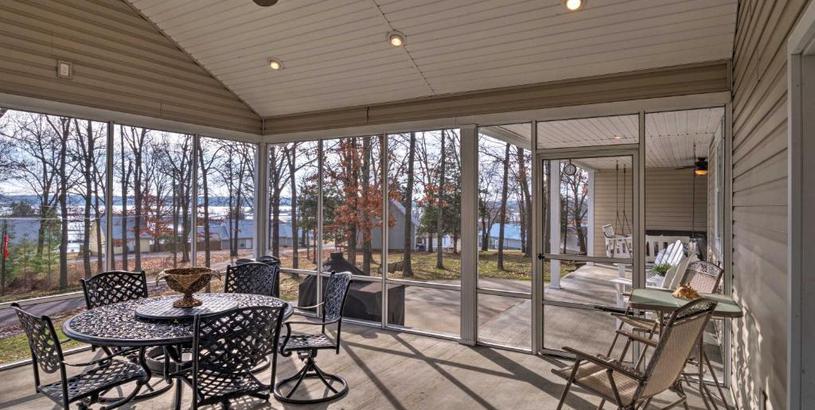 Дом отдыха Lovely Home with View and Private Dock on Kentucky Lake