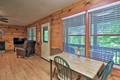 Holiday home Cabin 18 Mi to Smoky Mountains National Park!