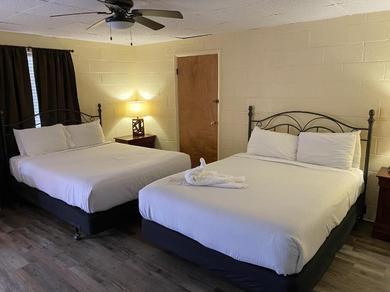 Отель JI3, Queen Guest Room at the Joplin Inn at entrance to the resort Hotel Room