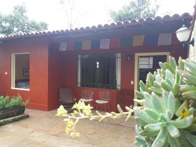 "Chalé Balines Oroboro" 1 - Casa com jardim de 150 m e cozinha completa em Macacos