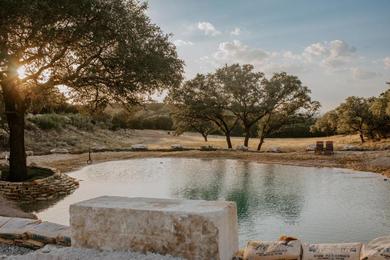 Дом отдыха The Roost Farmhaus on 20 acres, hill country view, firepit, swimming hole
