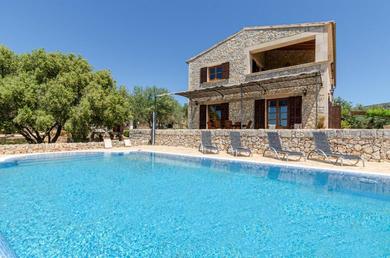 Villa YourHouse Ca Na Ramona, finca with private pool for 8 guests