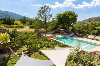 Вилла Villa de 3 chambres avec piscine privee jardin amenage et wifi a Vauvenargues