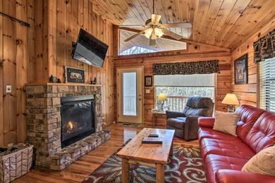 Holiday home Hidden Springs Cabin with Hot Tub 2 Mi to Dollywood