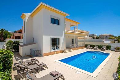 Gale Villa Sleeps 8 with Pool Air Con and WiFi