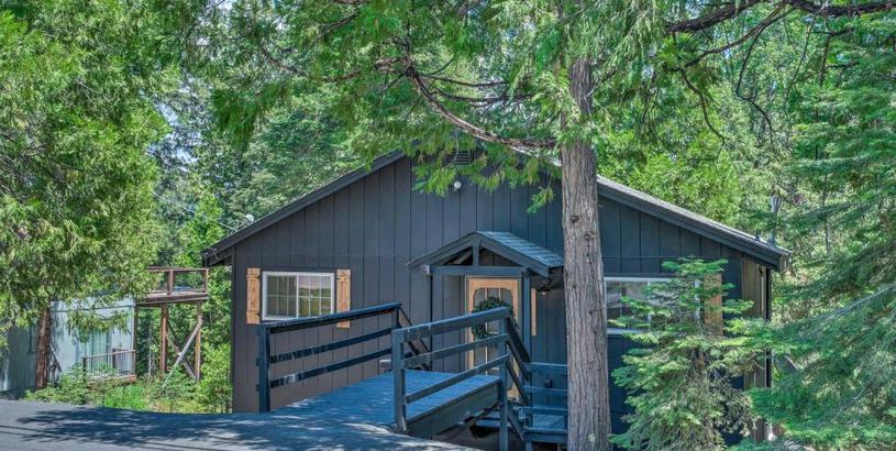 Дом отдыха Chic and Modern Escape about 4 Mi to Pinecrest Lake!