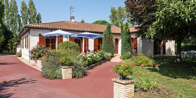 Вилла Beautiful Villa with Private Garden in Pineuilh Aquitaine
