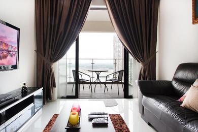 Cozy, High-Floor 2BR Suite at Country Garden Danga Bay, Free Parking