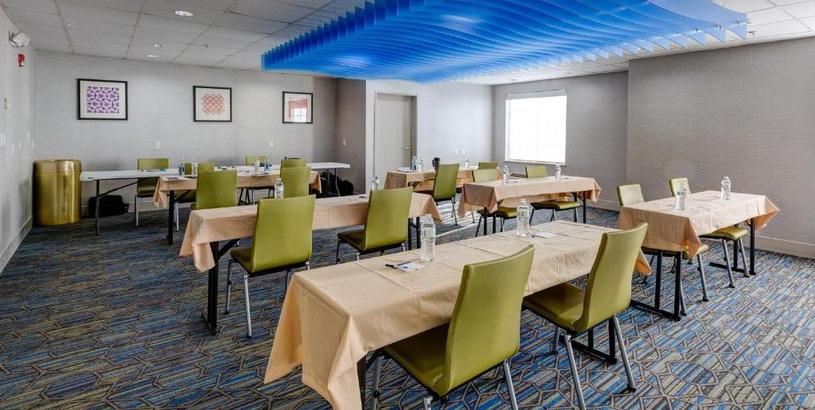 Отель Holiday Inn Express & Suites Ashtabula-Geneva, an IHG Hotel