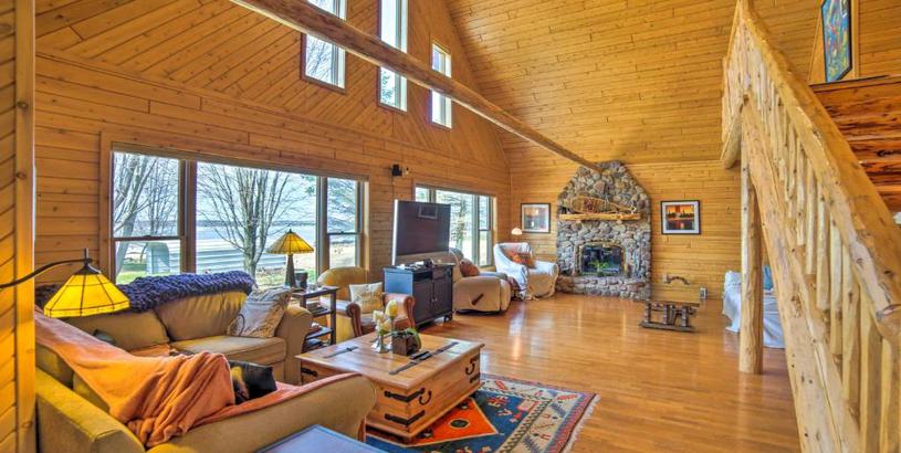 Дом отдыха Beachfront Lake Michigan Log Cabin with Sauna!