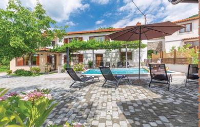 Villa Spacious Holiday Home with Private Pool in Brest pod Uckom