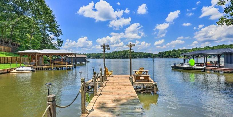 Дом отдыха Lakefront Eatonton Getaway with Dock and Grill!