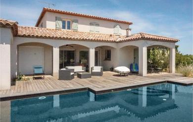 Дом отдыха Awesome home in Prades-sur-Vernazobre with 4 Bedrooms, Private swimming pool and Outdoor swimming pool