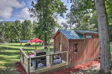 Дом отдыха Tiny Home in Hayesville with Deck Near Trails!