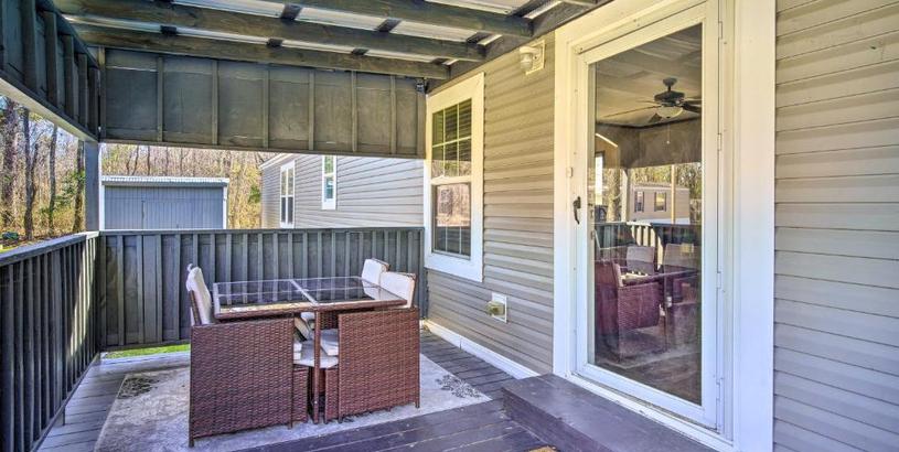 Дом отдыха Warm and Inviting Denham Springs Home with Deck!