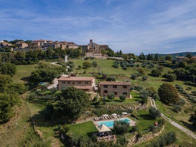 Дом отдыха Villa nestled in the large green of the surrounding Umbria