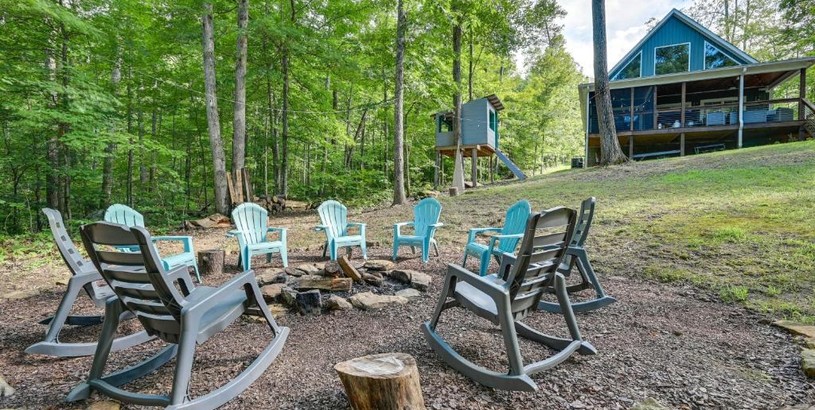 Отель Luxe Kentucky Cabin Rental about 9 Mi to Mammoth Cave!