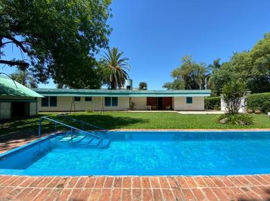 Villa CASA con gran parque y piscina en calle privada
