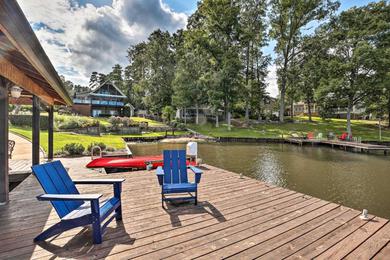 Luxe Lake Sinclair Living Private Dock and Beach!